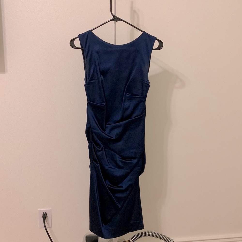 Nicole Miller navy cocktail dress with ruching effect. Zip back. Fully lined Sz0